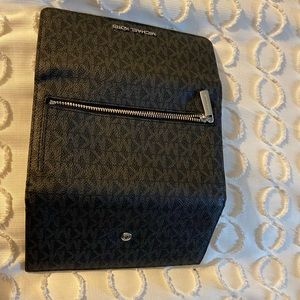 Michael Kors Wallet. Never used.
